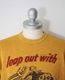 SECRET WORDS ��������å� ��� " LEAP OUT WITH " S/S T-SHIRT (MUSTARD)
