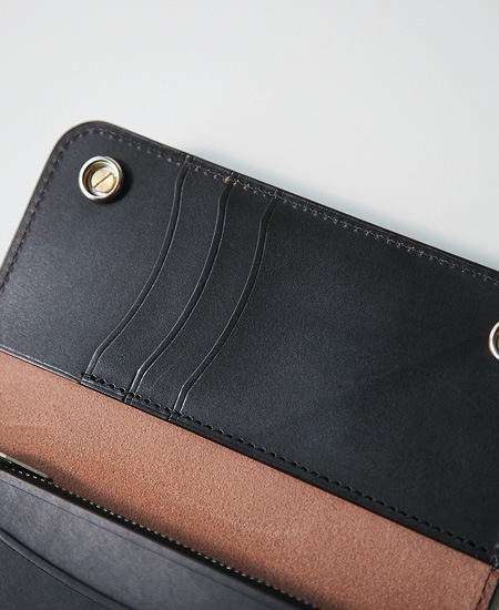 LEATHER STUDS TRUCKER WALLET - PEANUTS - (WHITE  RED STONE)