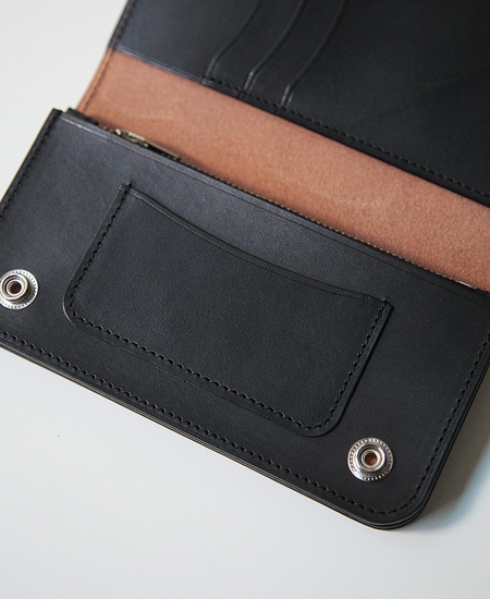 LEATHER STUDS TRUCKER WALLET - PEANUTS - (WHITE  RED STONE)