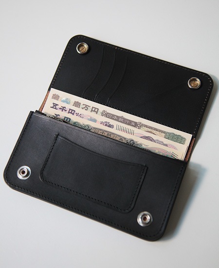 LEATHER STUDS TRUCKER WALLET - PEANUTS - (WHITE  RED STONE)