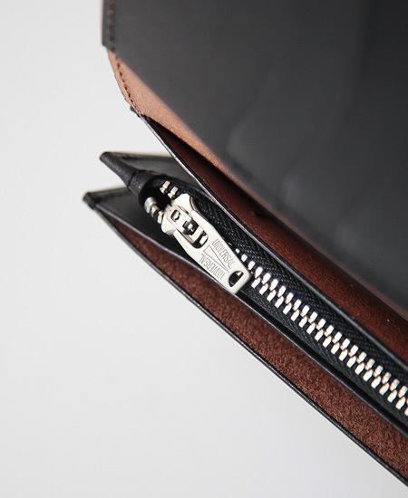 LEATHER STUDS TRUCKER WALLET - PEANUTS - (WHITE  RED STONE)