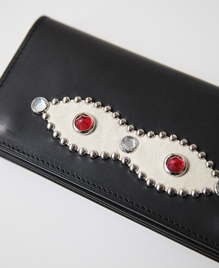 LEATHER STUDS TRUCKER WALLET - PEANUTS - (WHITE  RED STONE)