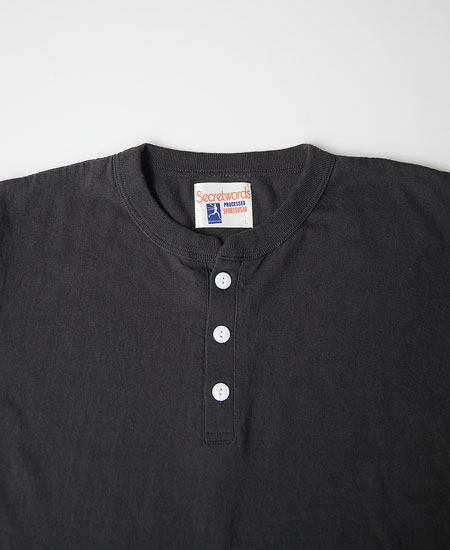SECRET WORDS å  CLASSIC HENRY NECK S/S T-SHIRT (FADE BLACK)