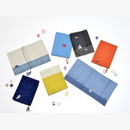 布のブックカバー　ネコのお月見