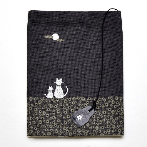 布のブックカバー　ネコのお月見