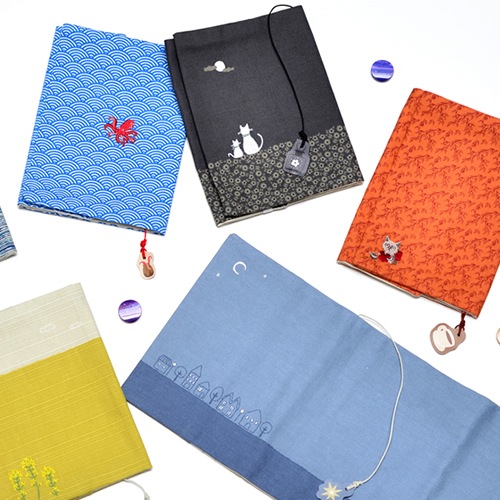 布のブックカバー 鳥獣戯画 紺