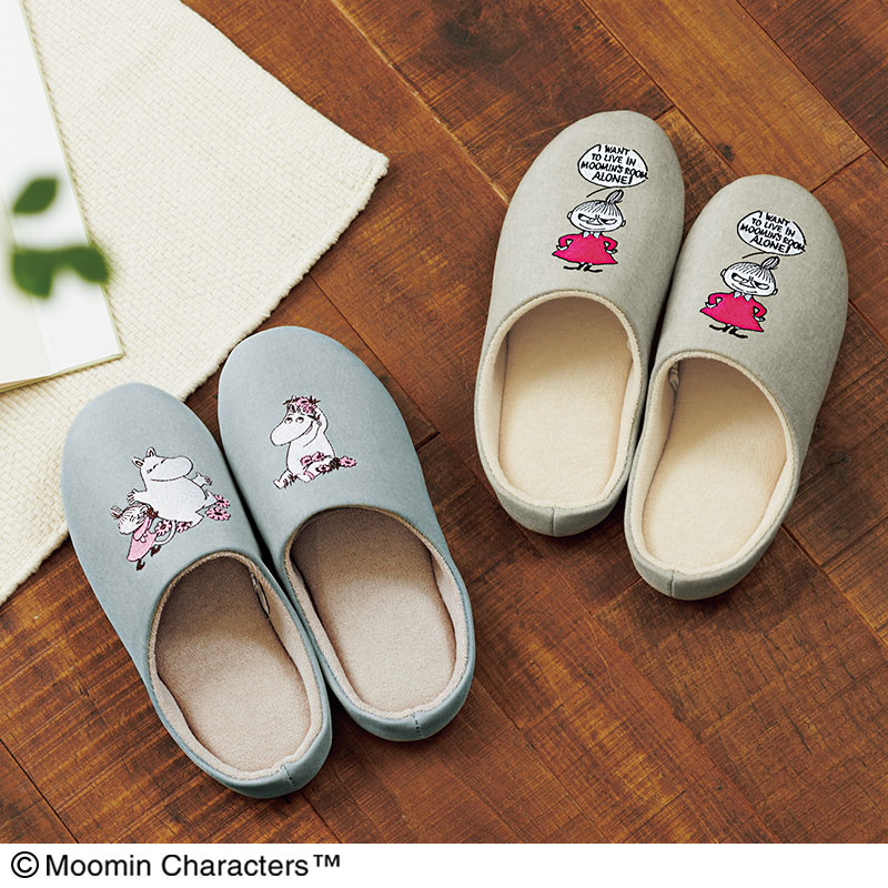  洗えるルームスリッパ（ムーミンと仲間たち柄）と 洗えるルームスリッパ（リトルミイ柄）