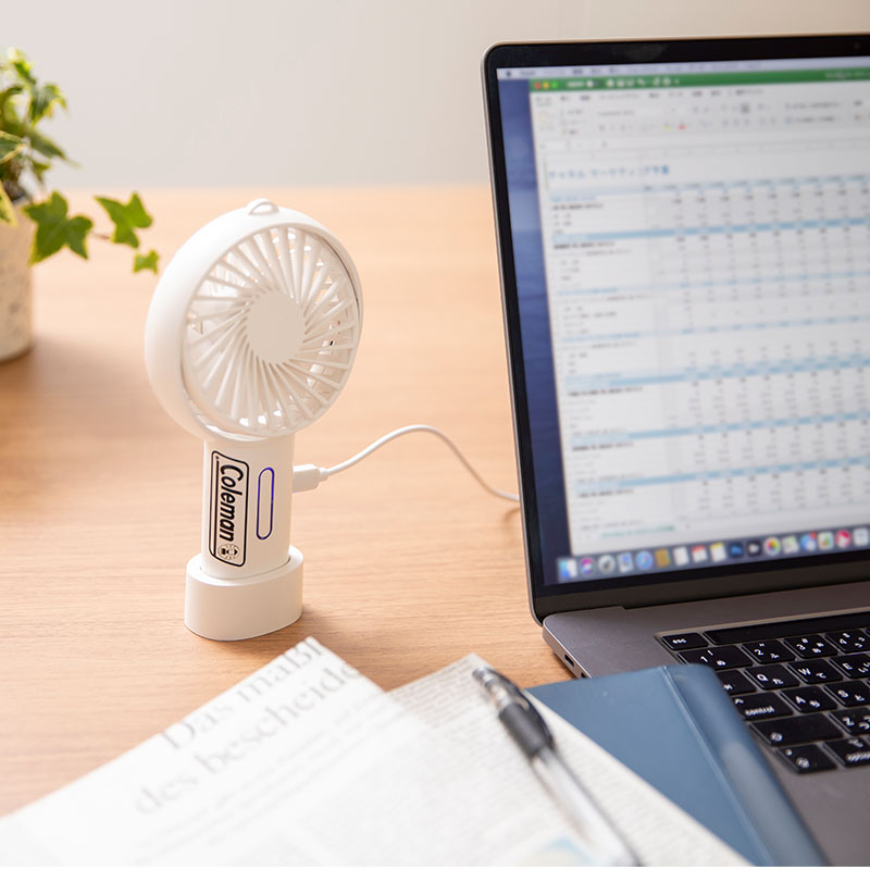 Coleman BRAND BOOK #05 ミニ扇風機 シェルホワイト：7/5発売【セブン-イレブン・セブンネット限定付録】コールマン ミニ扇風機 シェルホワイト 卓上で使える専用スタンド付き