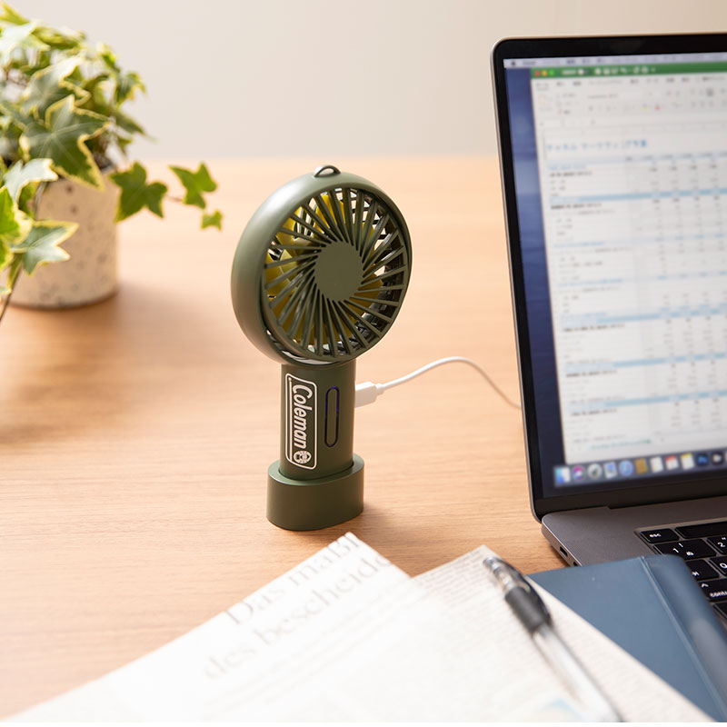 Coleman BRAND BOOK #05 ミニ扇風機 フォレストグリーン：7/5発売【セブン-イレブン・セブンネット限定付録】コールマン ミニ扇風機 フォレストグリーン 卓上でも使える専用スタンド付き