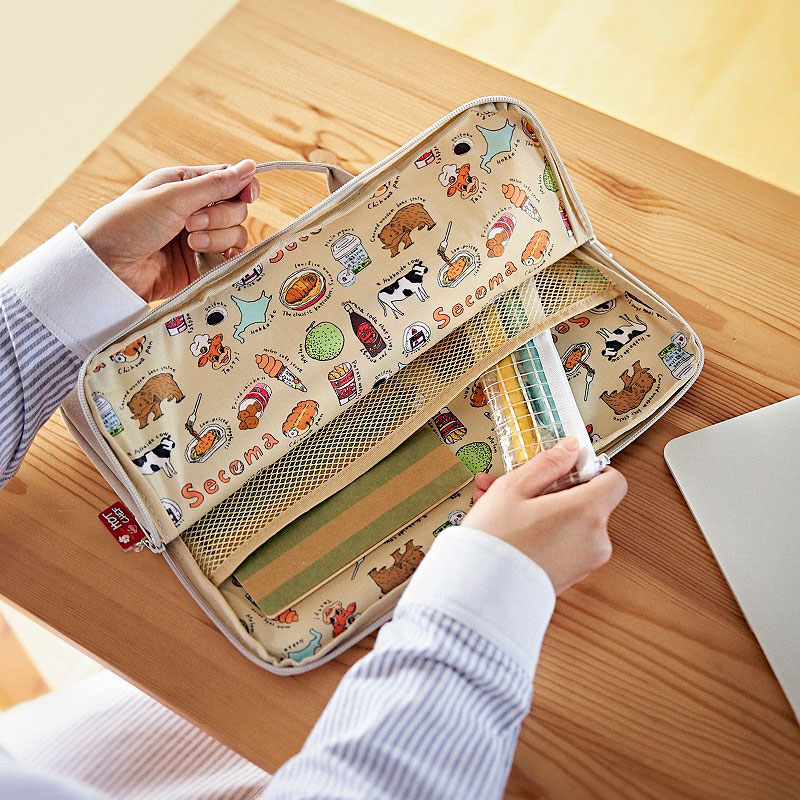 【ムック本 付録】セイコーマートシャケ柄A4マルチポーチ(ホットシェフ)チャーム