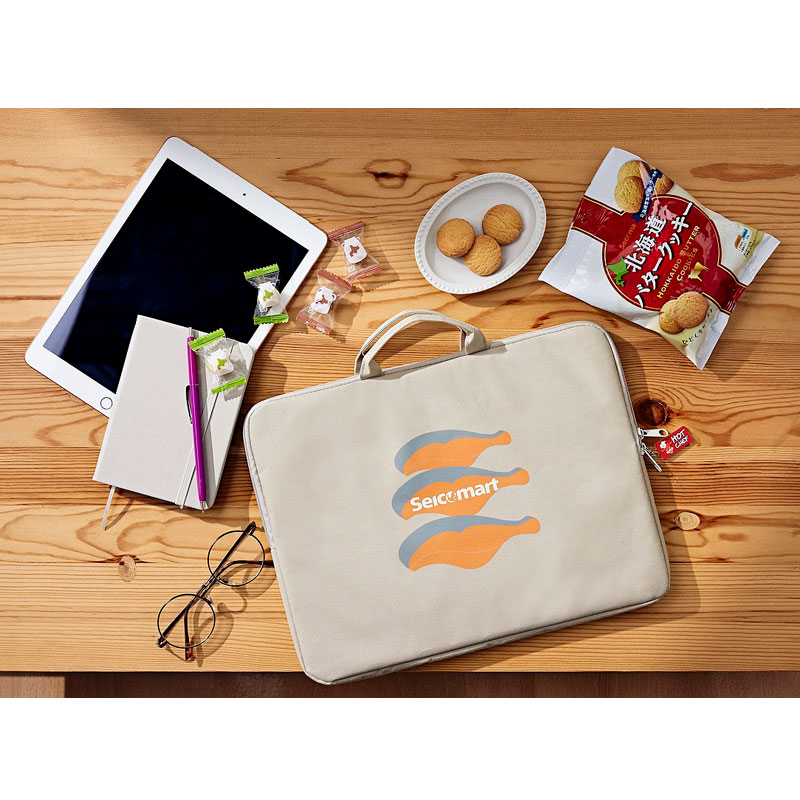 【ムック本 付録】セイコーマートシャケ柄A4マルチポーチ(ホットシェフ)チャーム