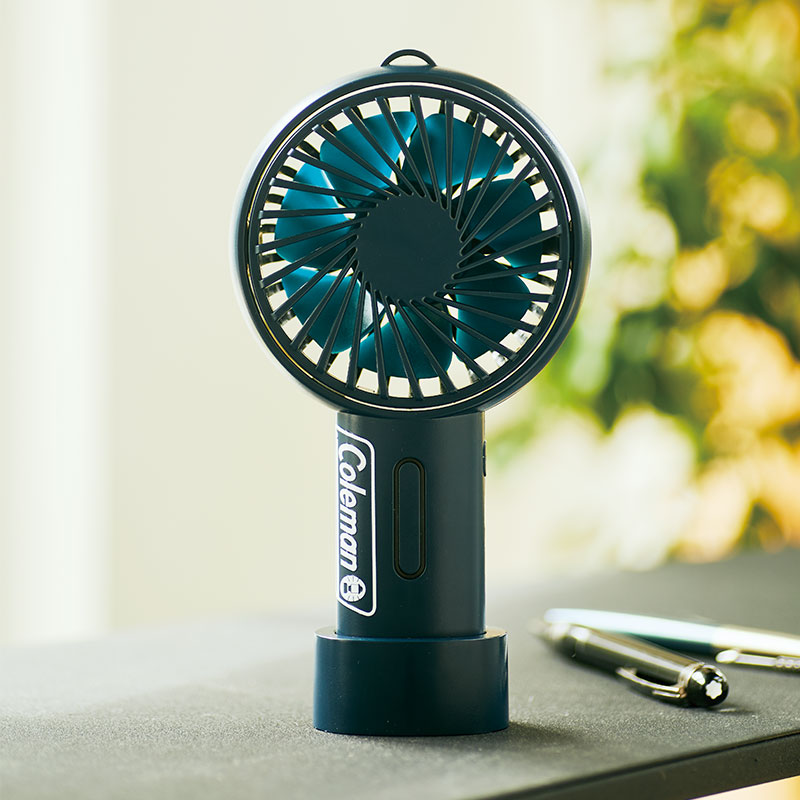 Coleman BRAND BOOK #05 ミニ扇風機 ダークブルー：7/5発売【セブン-イレブン・セブンネット限定付録】コールマン ミニ扇風機 ダークブルー