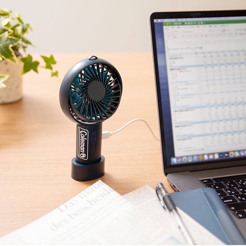 Coleman BRAND BOOK #05 ミニ扇風機 ダークブルー：7/5発売【セブン-イレブン・セブンネット限定付録】コールマン ミニ扇風機 ダークブルー 専用スタンド付きで卓上で使える