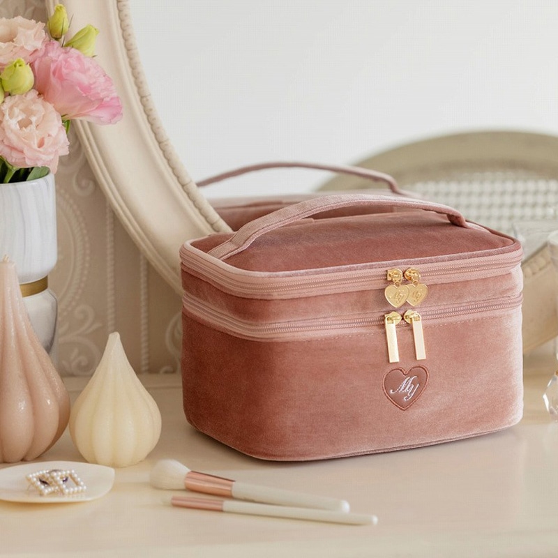 三上悠亜が本気で作った 一軍コスメが全部入るバニティポーチBOOK(バラエティ)【ムック本付録】一軍コスメが全部入るバニティポーチ