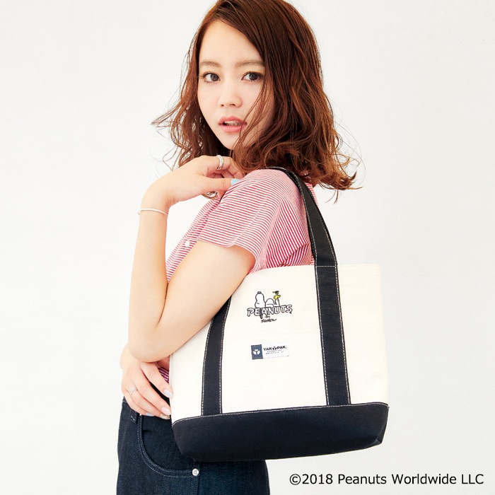 SNOOPY(TM) CITY BAG BOOK produced by YAK PAK