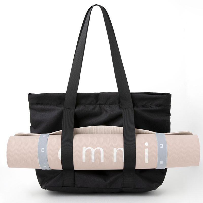 emmi active tote bag book black：7/21発売【ムック本付録】emmi(エミ)アクティブトートバッグ ブラック ヨガマットも挟めるループ状ストラップ