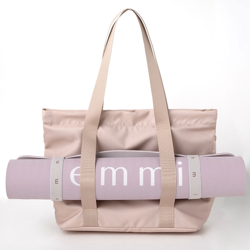 emmi active tote bag book beige：7/21発売【ムック本付録】emmi(エミ)アクティブトートバッグ ベージュ ヨガマットも挟めるループ状ストラップ