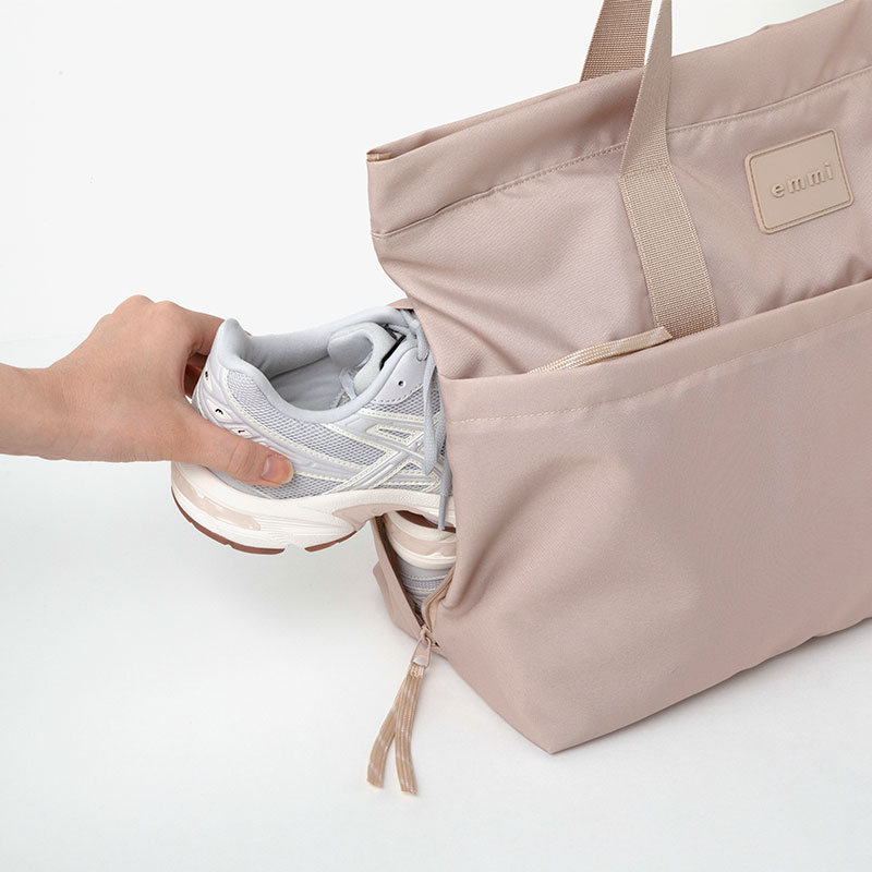 emmi active tote bag book beige：7/21発売【ムック本付録】emmi(エミ)アクティブトートバッグ ベージュ シューズも入るインナーポケット