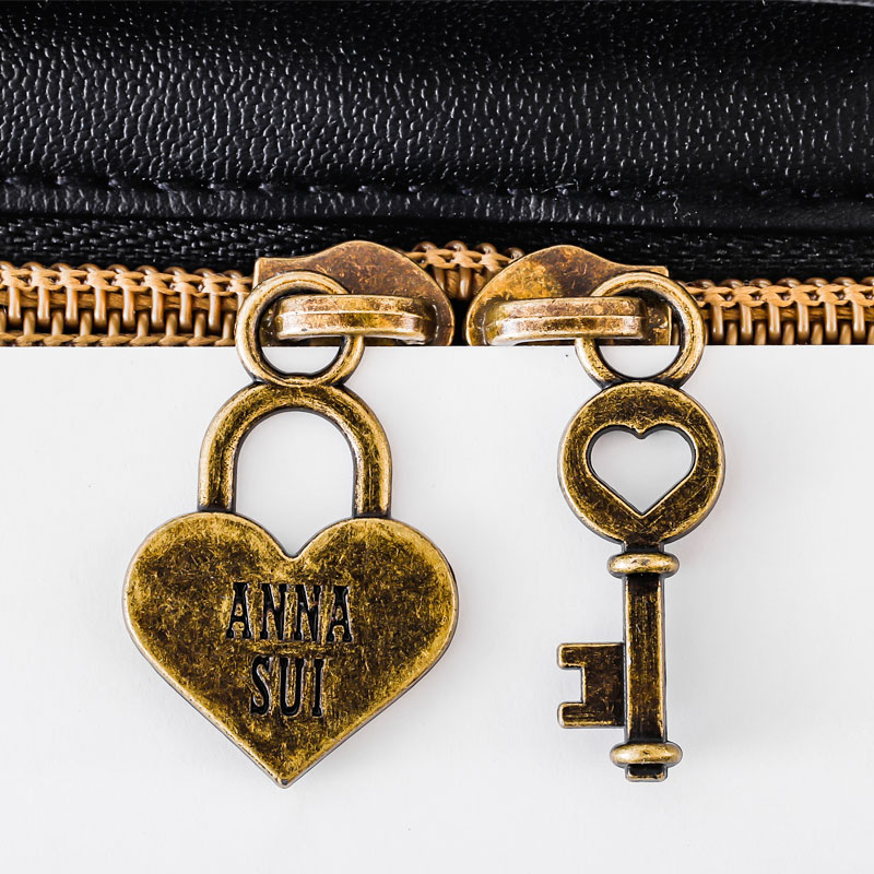 ANNA SUI COLLECTION BOOK 仕切りが動くコスメポーチ MY FAVORITE THINGS：7/19発売【ファミリーマート限定付録】アナスイ 仕切りが動くコスメポーチ チャーム