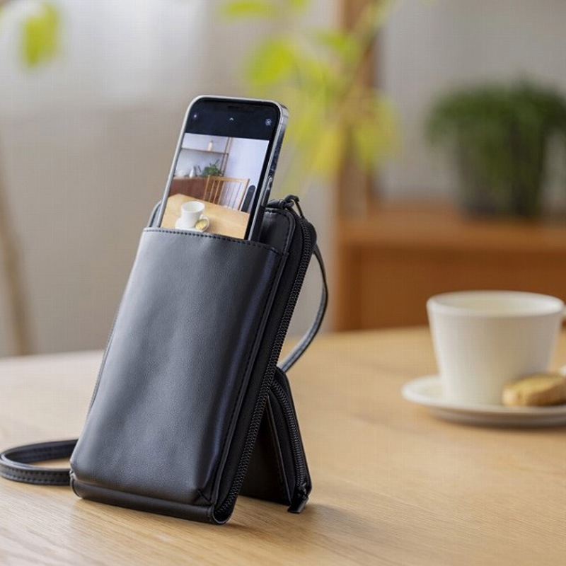 ショルダーバックを下げた大人なヒグマさん くぼたびが考えた 自撮りに役立つ三脚みたいな お財布スマホショルダー