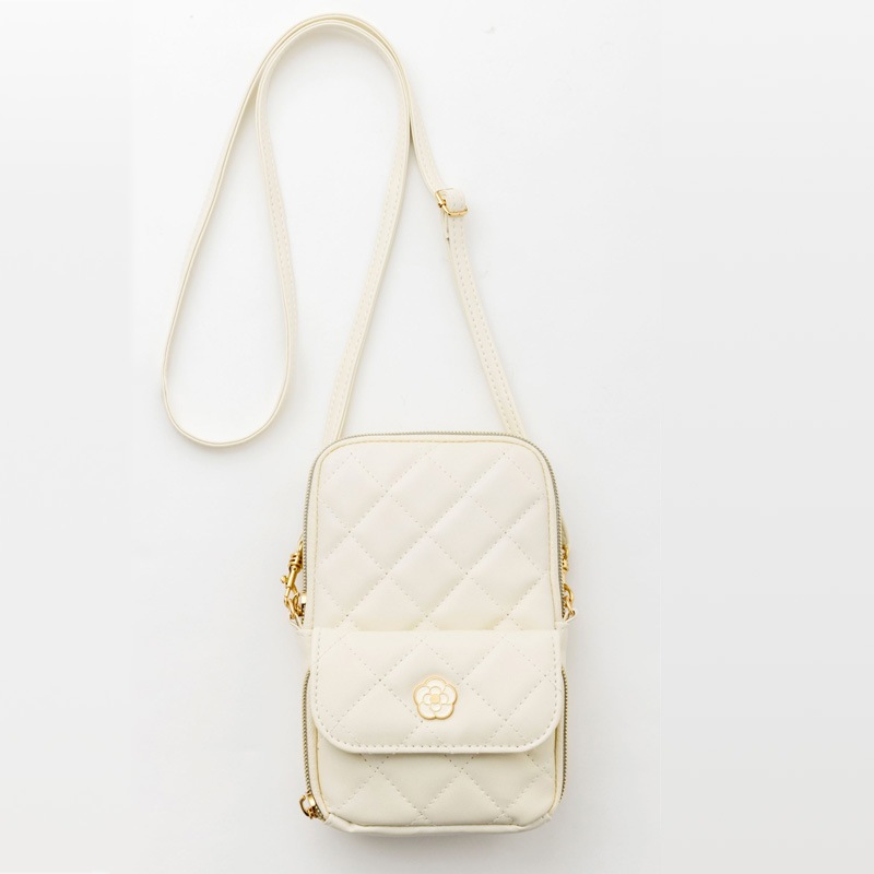 CLATHAS スマホポーチBOOK IVORY(宝島社ブランドブック【ローソン、HMV、HMV&BOOKS onlineで販売】クレイサス スマホポーチ アイボリー