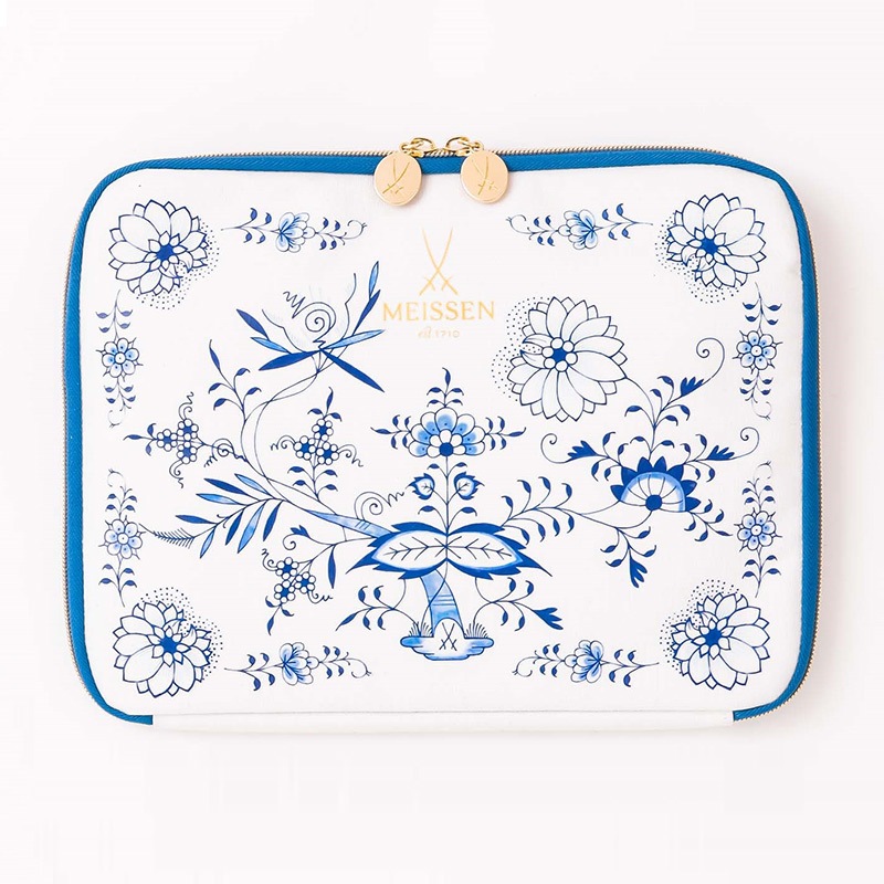 ブルーオニオン柄が美しい優雅な収納ポーチ(表面)