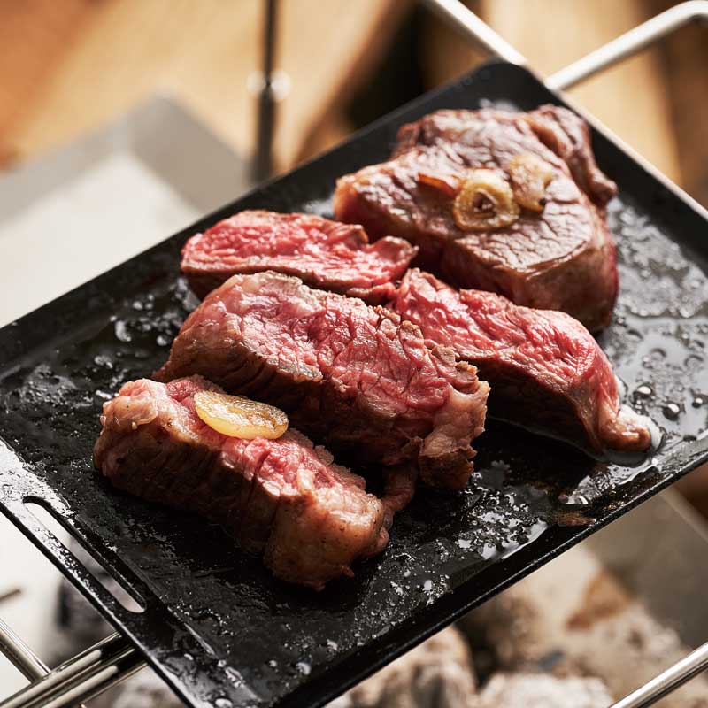 【セブンイレブン限定MonoMax モノマックス特別編集  特別付録】CHUMS  チャムス ブービーバード肉焼き鉄板 鉄板 リフターつき