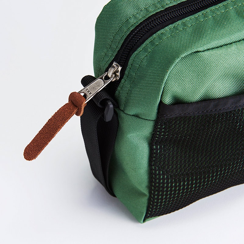 GREGORY SHOULDER BAG BOOK DARK OLIVE ver.：7/21発売【セブン-イレブン・セブンネット限定付録】グレゴリー 超本格派ショルダーバッグ（ダークオリーブver.）純正品と同じ本革の引き手