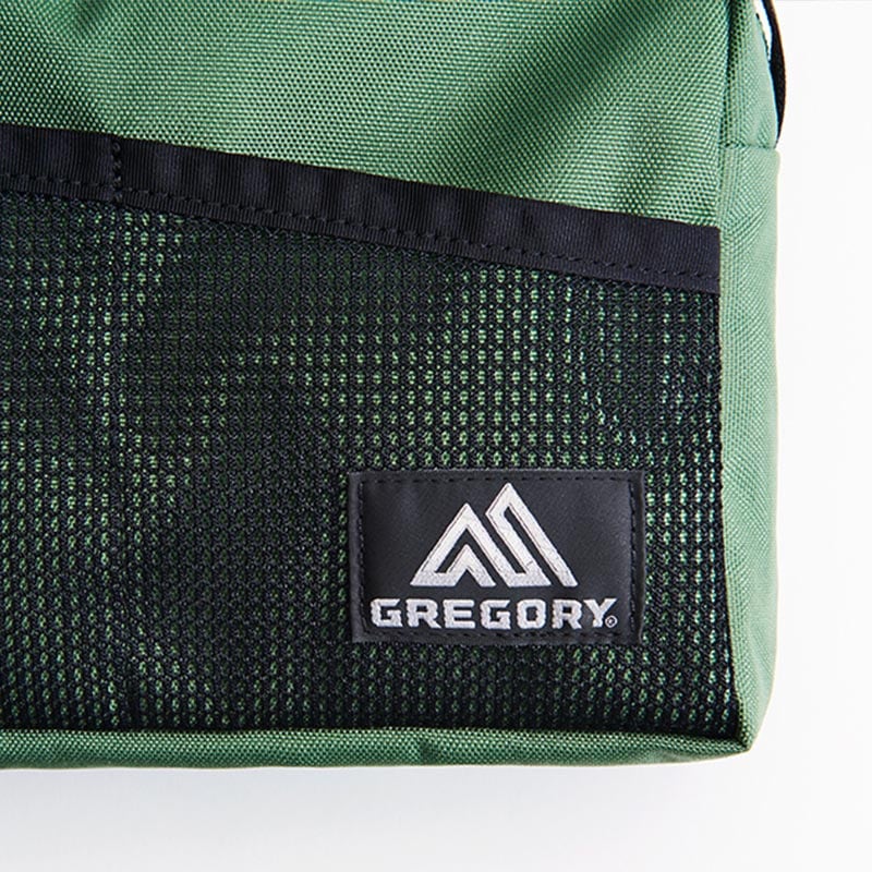 GREGORY SHOULDER BAG BOOK DARK OLIVE ver.：7/21発売【セブン-イレブン・セブンネット限定付録】グレゴリー 超本格派ショルダーバッグ（ダークオリーブver.）ブランド純正品のロゴタグ付き