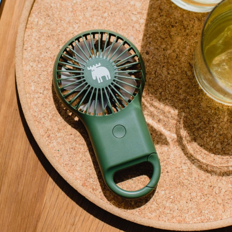 moz OUTDOOR カラビナ付きハンディファン BOOK KHAKI ver.(宝島社ブランドブック)【セブンネットショッピング、セブン‐イレブンで販売】moz [モズ]カラビナ付きハンディファン カーキver.