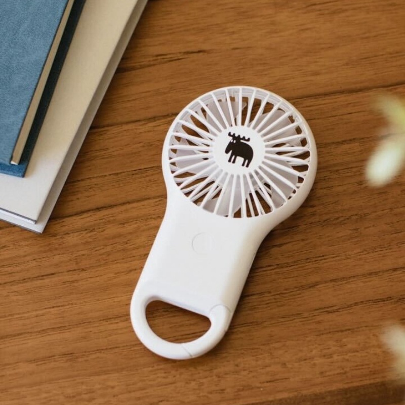 moz OUTDOOR カラビナ付きハンディファン BOOK WHITE ver.(宝島社ブランドブック)【セブンネットショッピング、セブン‐イレブンで販売】moz [モズ]カラビナ付きハンディファン ホワイトver.
