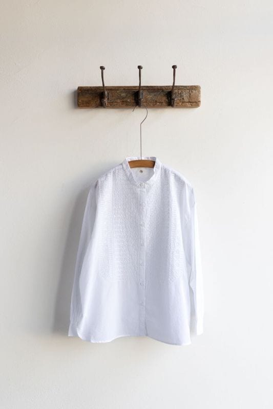 maison de soil メゾンドソイル | 60s ORGANIC CAMBRIC WITH EMB BANDED COLLAR EMB SHIRT Col : WHITE