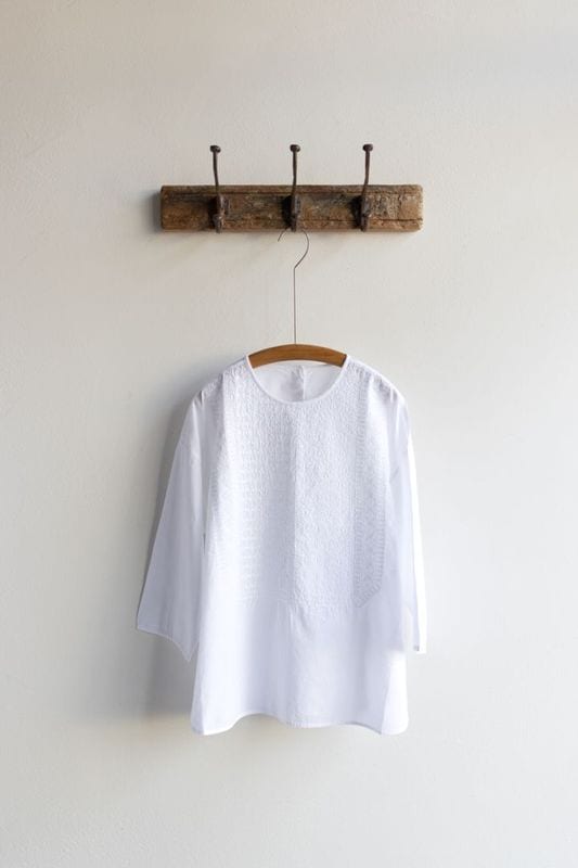 maison de soil メゾンドソイル | 60s ORGANIC CAMBRIC WITH EMB BACK OPENING CREW NECK HALF/SLEEVE EMB SHIRT Col : WHITE