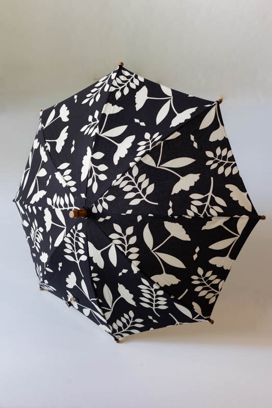 【未使用品】　ツタエノヒガサ　柿渋✕泥染 ツタエノヒガサ | きつねのたすき -flower 1 C.Y 黒- 公式通販