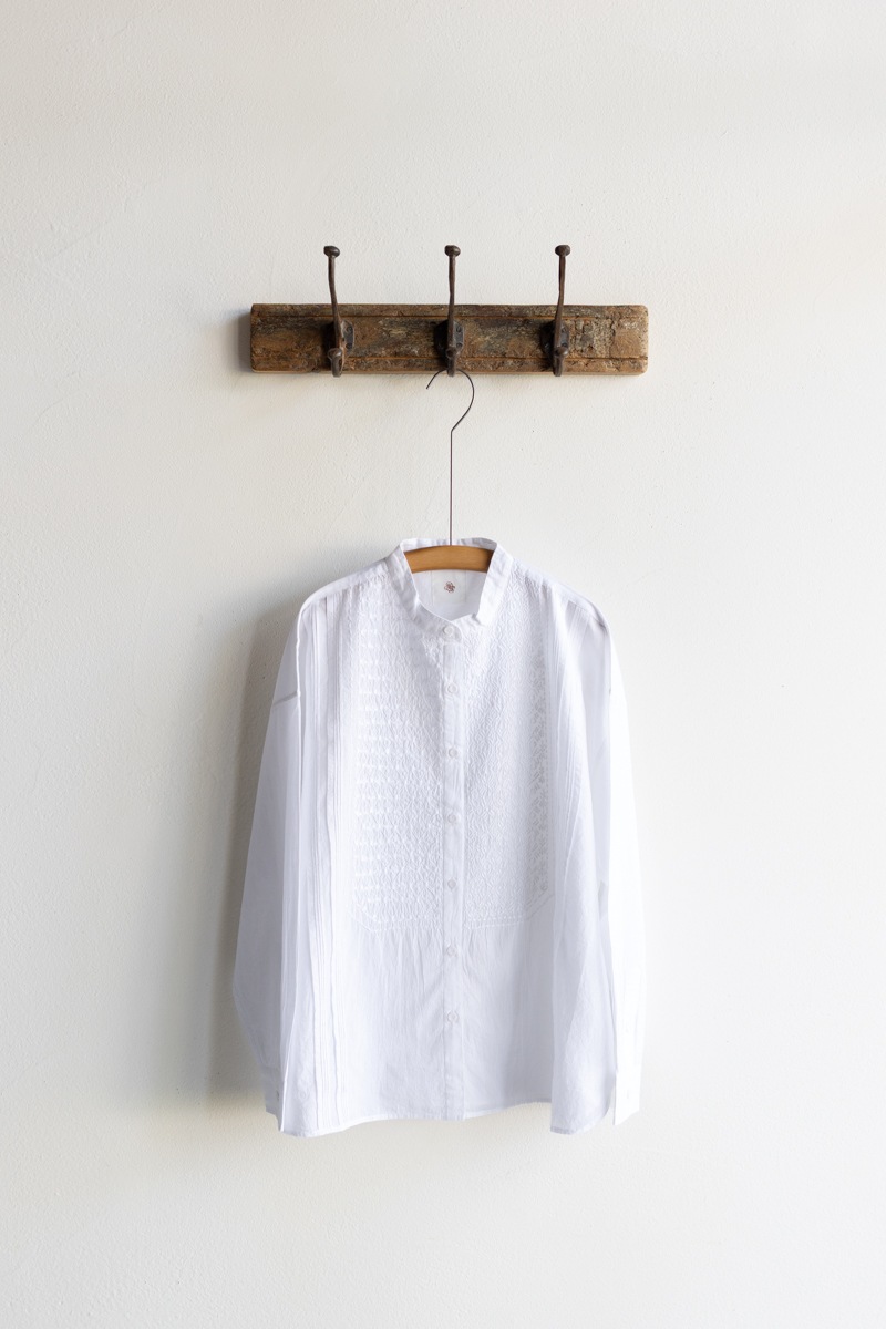 maison de soil/Banded collar shirt：シャツ maison de soil メゾンドソイル | 60s ORGANIC CAMBRIC WITH EMB
