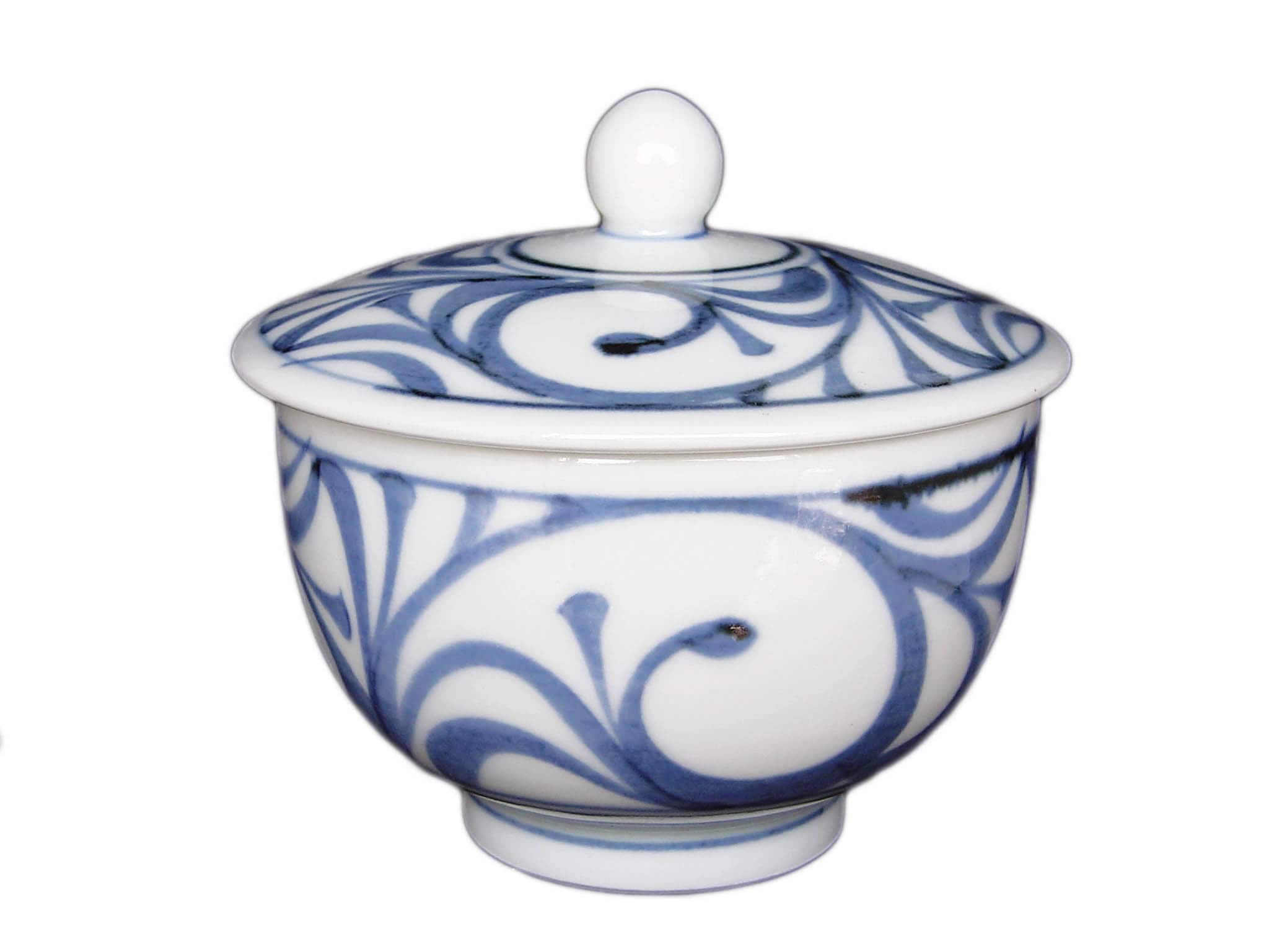 砥部焼 梅山窯・蓋付き湯呑み（唐草）【和食器通販e-tobeyaki.com】