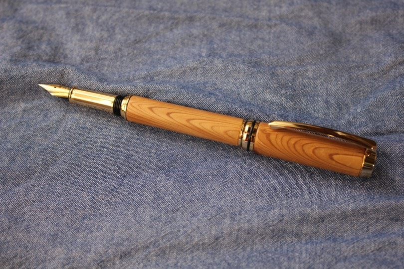 手作り万年筆  屋久杉  イリジウムポイント 手作り万年筆 屋久杉 イリジウムポイント