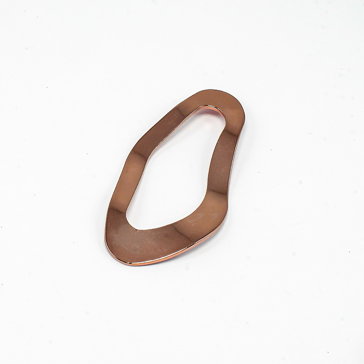 【お買い得品】チョコカラー メタル変形 フープ波線 約40×20mm ブラウン 1ヶ