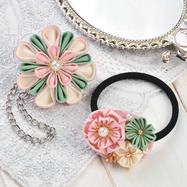 コットン生地で作る 普段づかいのつまみ細工 バックチャームとヘアゴム ベビーピンク LH-436