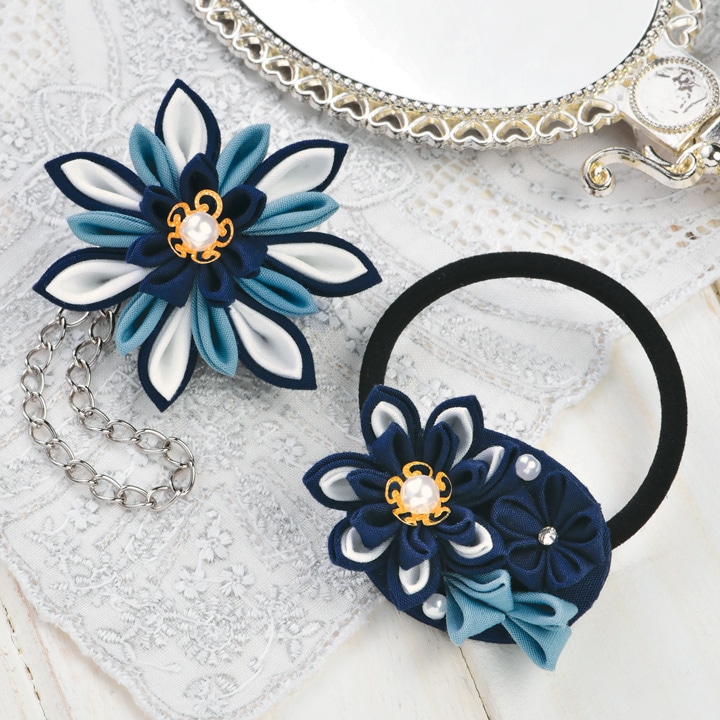 コットン生地で作る 普段づかいのつまみ細工 バックチャームとヘアゴム ネイビー LH-437
