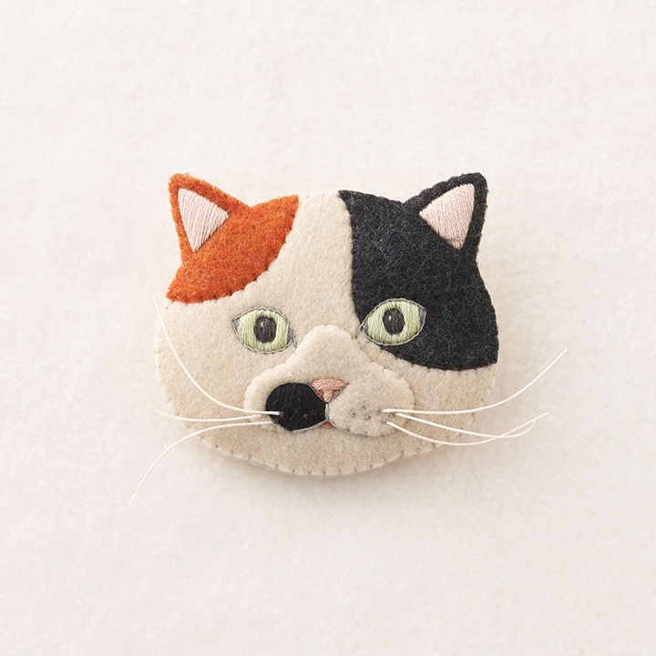 フェルトと刺繍でつくる猫のブローチキットミケNSB-1