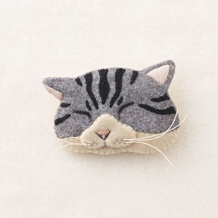 フェルトと刺繍でつくる猫のブローチキットシロサバNSB-2
