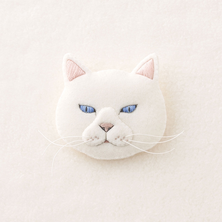 フェルトと刺繍でつくる猫のブローチキットシロNSB-3