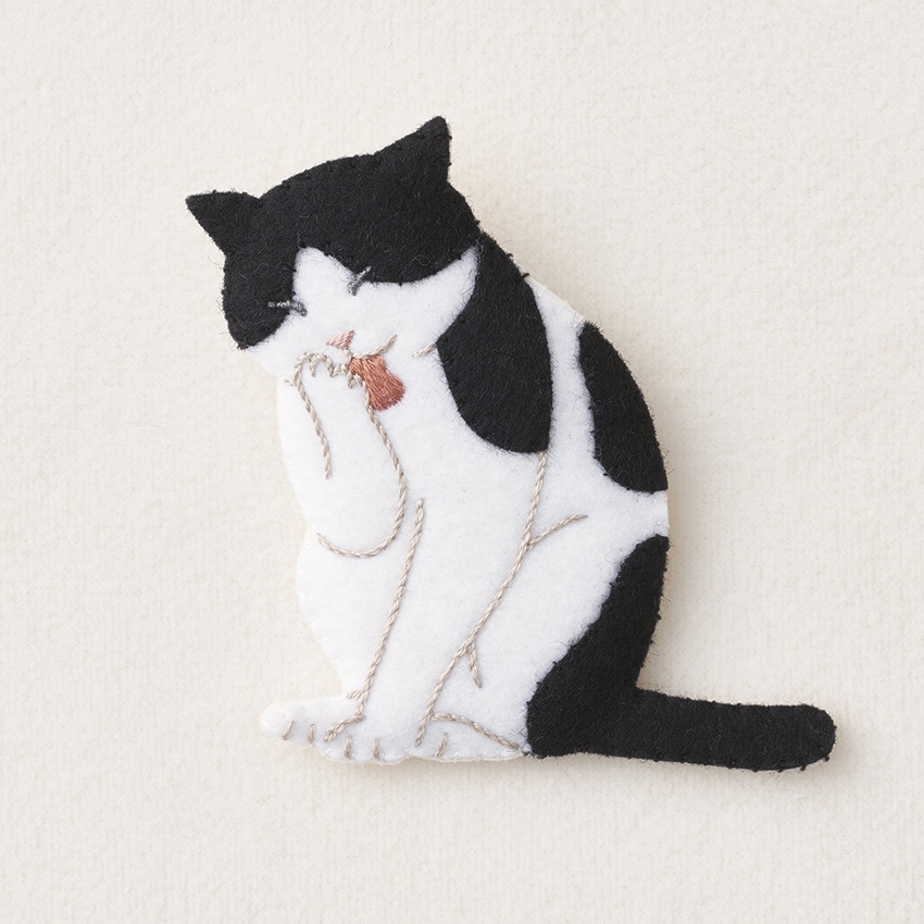フェルトと刺繍でつくる猫のブローチ キット ハチワレ NSB-5