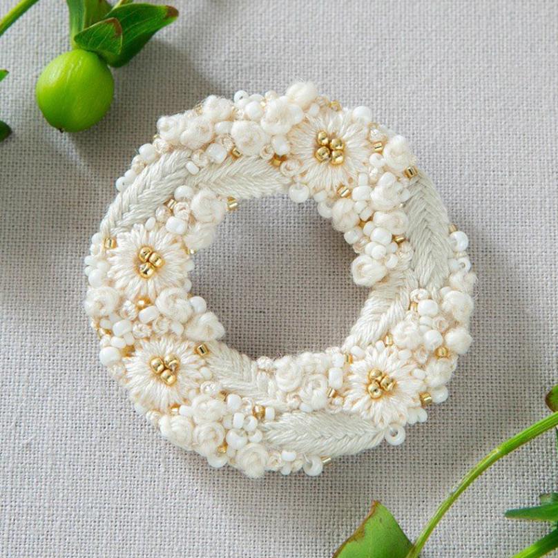 K.omonoさんの刺繍アクセサリーキット hanabatake ブローチ white