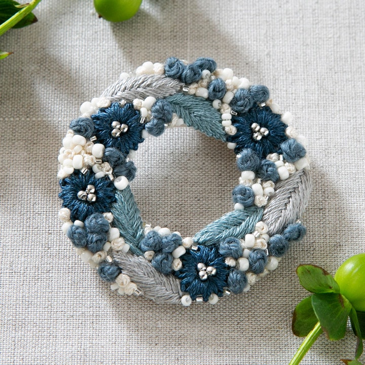 K.omonoさんの刺繍アクセサリーキット hanabatake ブローチ blue