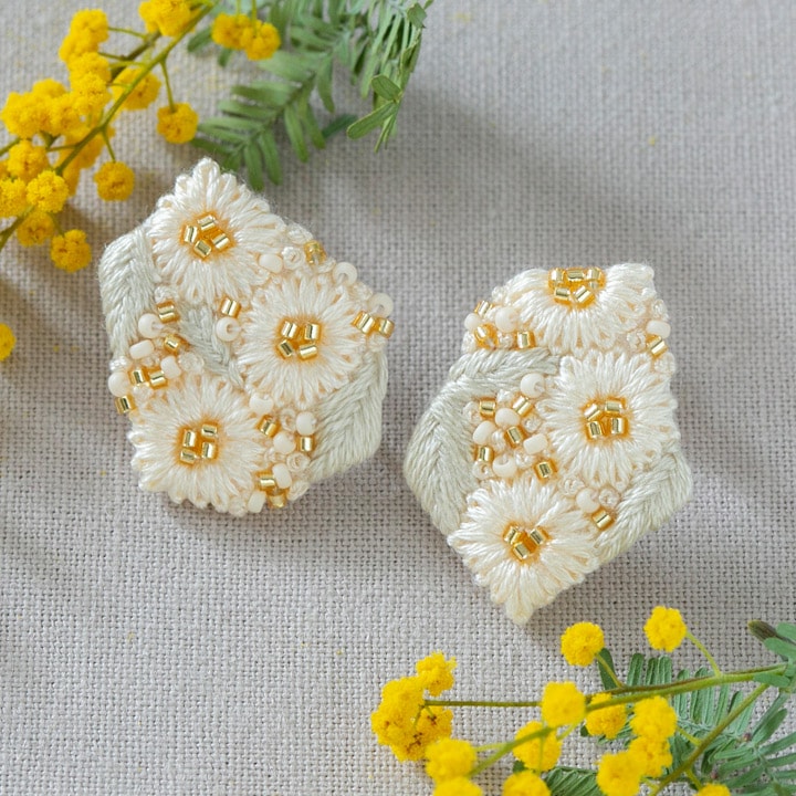 K.omonoさんの刺繍アクセサリーキット kakera イヤリング white