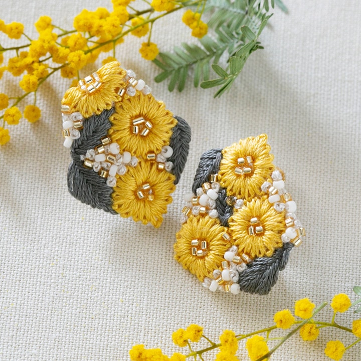 K.omonoさんの刺繍アクセサリーキット kakera イヤリング yellow