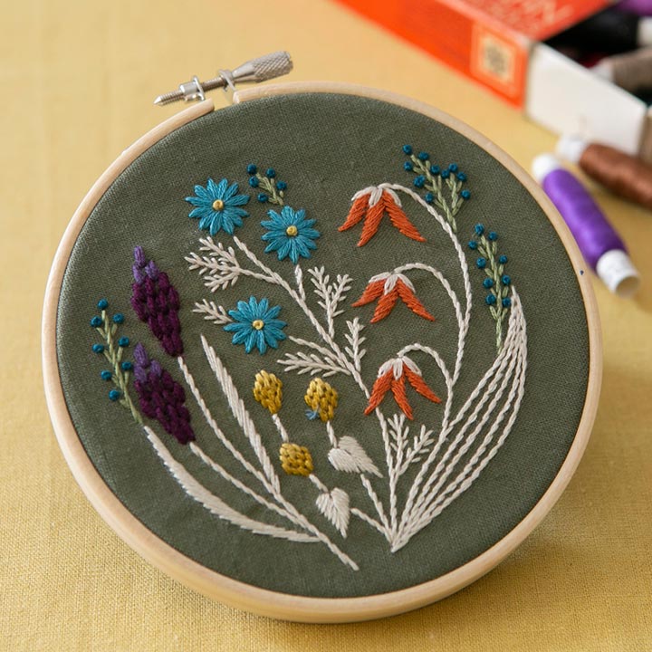 マカベアリスさんの植物刺繍キット 野の花の刺繍フレーム Light blue
