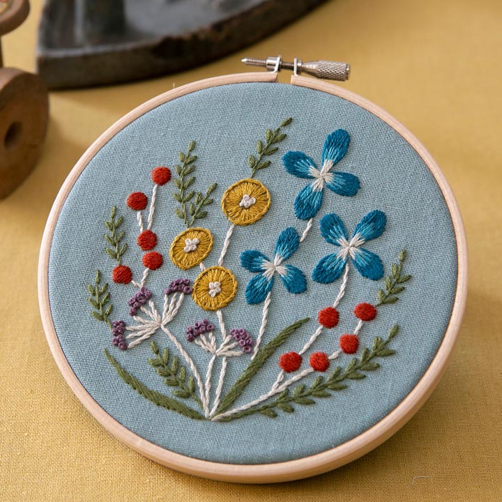 マカベアリスさんの植物刺繍キット 野の花の刺繍フレーム Kahki